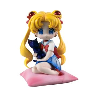 Figure chibi da Sailor Moon sentada numa almofada rosa com a gata Luna no colo