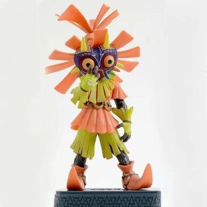 Figure do Skull Kid, de Majora's Mask, de frente sobre base cinza, com máscara colorida e saia laranja