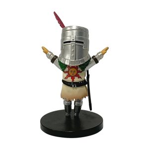 Figure chibi do Solaire de Astora, de Dark Souls, com elmo prateado e braços abertos sobre base preta