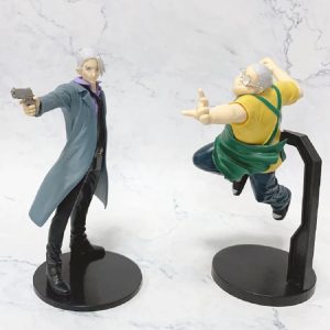 Figure do Taro Sakamoto, de Sakamoto Days, de casaco azul-acinzentado com pistola, sobre base preta