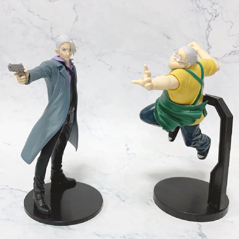 Figure do Taro Sakamoto, de Sakamoto Days, de casaco azul-acinzentado com pistola, sobre base preta