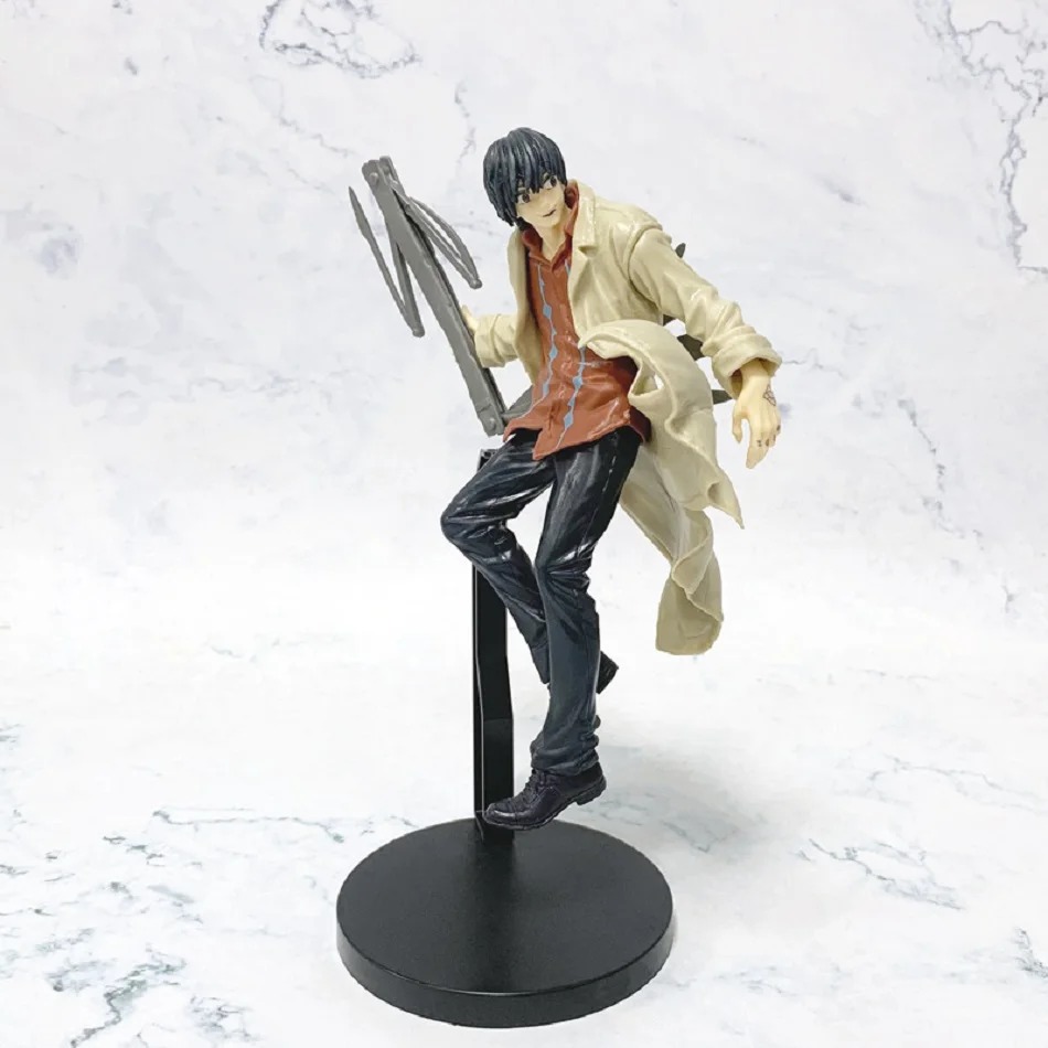 Figure de personagem de Sakamoto Days com casaco bege em pose de luta, sobre base preta