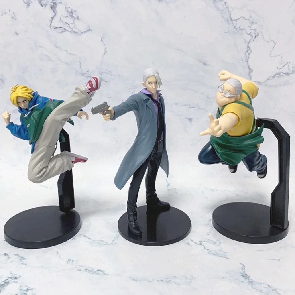 Três figures de Sakamoto Days em poses de ação sobre bases pretas e fundo de mármore