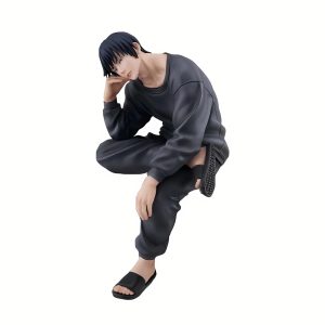 Figure do Toji Fushiguro, de Jujutsu Kaisen, sentado de moletom escuro e chinelo, com o rosto apoiado na mão