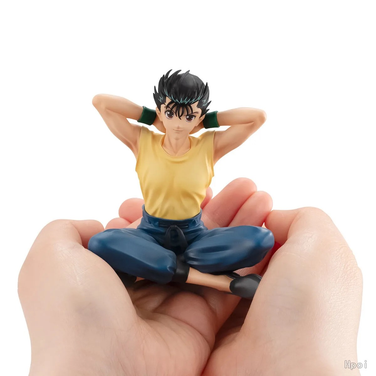 Figure do Yusuke Urameshi, de Yu Yu Hakusho, na palma da mão para mostrar o tamanho pequeno