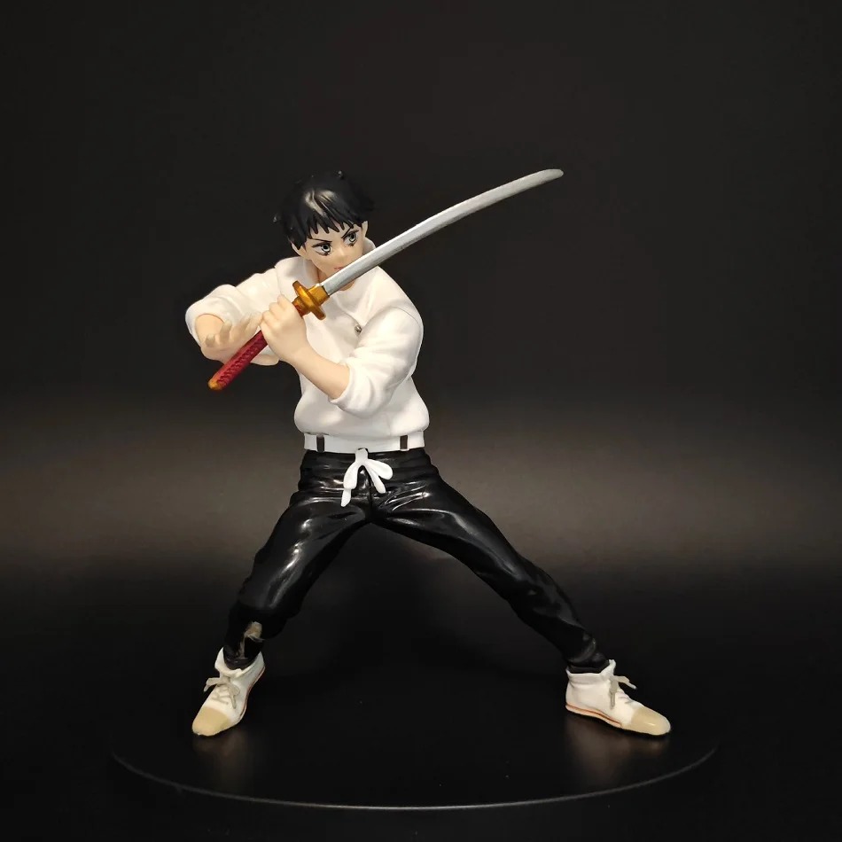 Figure do Yuta Okkotsu, de Jujutsu Kaisen, de uniforme branco com espada em punho, sobre base preta