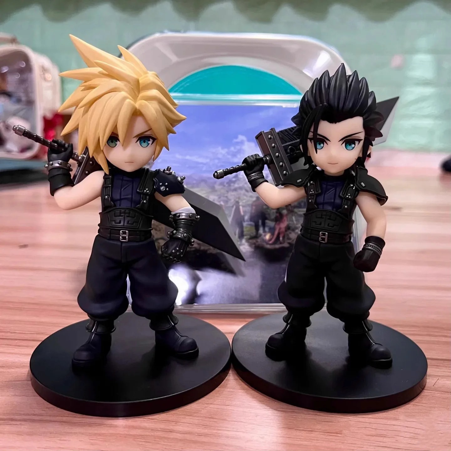 Figures chibi do Cloud e do Zack lado a lado, com as espadas grandes, de Final Fantasy VII