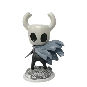 Figure do Cavaleiro, de Hollow Knight, com capa cinza sobre base que imita pedras
