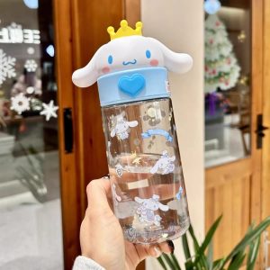 Garrafa transparente de 500 ml com tampa do Cinnamoroll, da Sanrio, coroa dourada e botão em coração azul