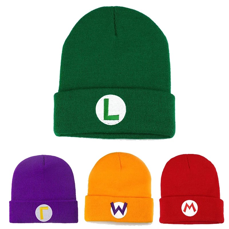 Gorro de tricô verde do Luigi com a letra L, ao lado de gorros roxo, amarelo e vermelho