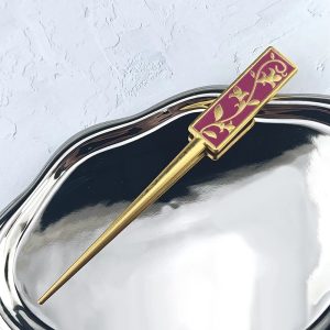 Grampo de cabelo dourado com placa vermelha floral da Maomao, de Diários de uma Apotecária