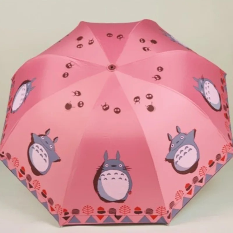Guarda-chuva rosa com Totoro e soot sprites estampados, de Meu Amigo Totoro