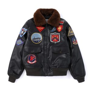 Jaqueta preta de aviador estilo Top Gun com gola de pelo e patches bordados, vista de frente