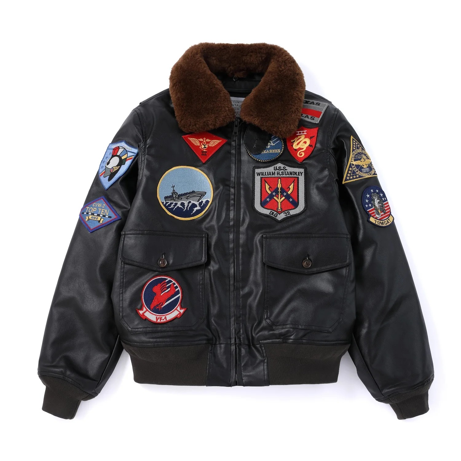 Jaqueta preta de aviador estilo Top Gun com gola de pelo e patches bordados, vista de frente