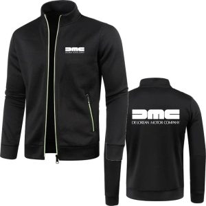 Jaqueta preta com zíper e gola alta com logo DMC DeLorean na frente e nas costas