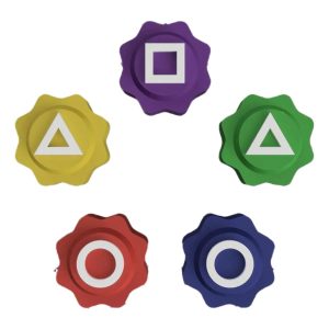 Cinco peças coloridas do jogo Gonggi, de Round 6, com símbolos de círculo, triângulo e quadrado