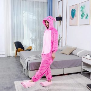 Mulher usando kigurumi rosa de Lilo & Stitch com capuz de orelhas, em pé em um quarto