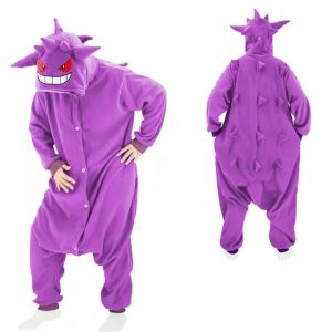 Mulher vestindo kigurumi roxo do Gengar, de Pokémon, com capuz de olhos vermelhos e botões na frente
