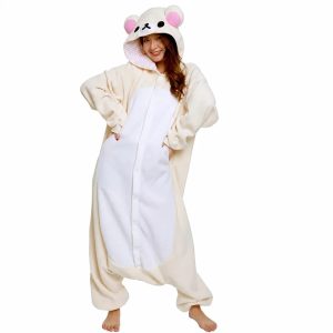 Modelo vestindo o kigurumi branco da Korilakkuma, de Rilakkuma, com capuz de orelhas rosa