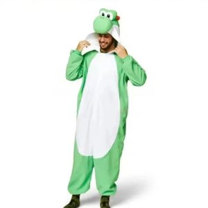 Homem vestindo o kigurumi verde do Yoshi, de Super Mario, com barriga branca e capuz