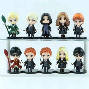 Dez figures de Harry Potter em estilo Q sobre prateleiras, com uniforme de Hogwarts e vassouras