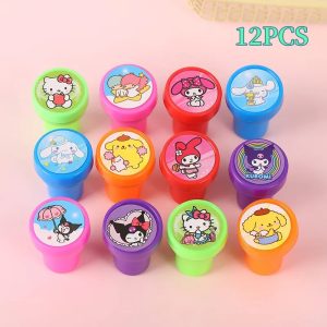 Kit de 12 carimbos coloridos com personagens da Sanrio organizados em fileiras