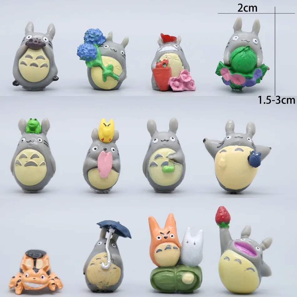 Kit com 12 miniaturas do Totoro, de Studio Ghibli, em poses diferentes e com o Gatobus, com medida de 1,5 a 3 cm
