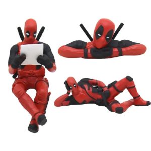Kit com três mini figures do Deadpool, da Marvel: uma sentada lendo e duas deitadas
