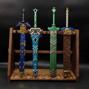 Quatro espadas em miniatura de Zelda, Master, Goddess, Zora e Biggoron, em expositor de madeira