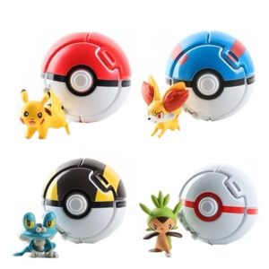 Quatro Pokébolas de brinquedo abertas ao lado de Pikachu, Froakie, Fennekin e Chespin