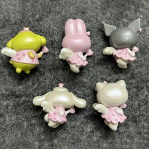Kit com os cinco personagens Sanrio em versão anjo: Pompompurin, My Melody, Kuromi, Cinnamoroll e Hello Kitty