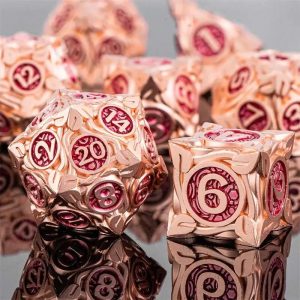 Conjunto de dados poliédricos de metal rosé com números em vermelho, D20 e D6 em destaque