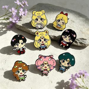 Kit de 8 broches esmaltados chibi de Sailor Moon, com guerreiras e Tuxedo Mask, sobre pedra