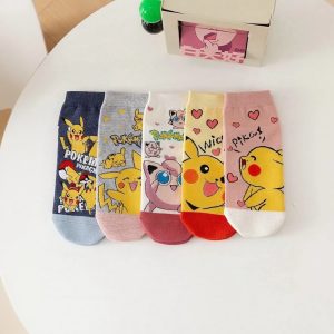 Kit com 5 pares de meias soquete de Pokémon com Pikachu e Jigglypuff, alinhadas em fileira