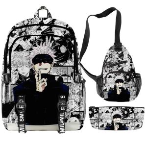 Kit com mochila, bolsa de ombro e estojo com a estampa do Gojo sobre painéis de mangá, de Jujutsu Kaisen