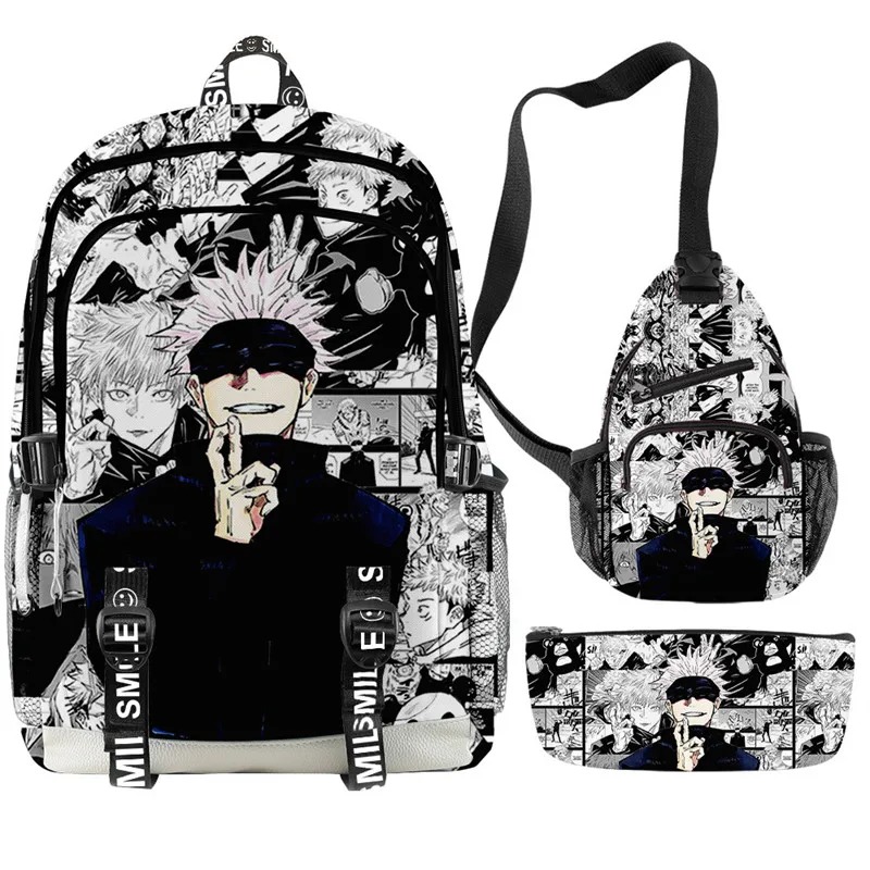 Kit com mochila, bolsa de ombro e estojo com a estampa do Gojo sobre painéis de mangá, de Jujutsu Kaisen