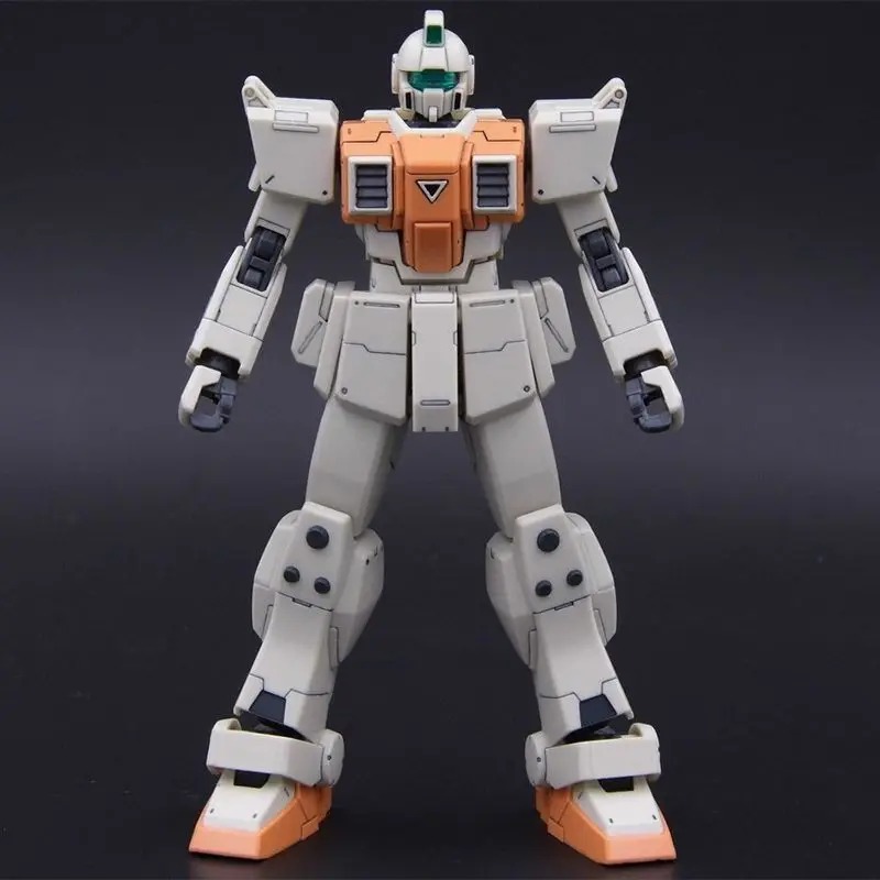 Mecha RGM-79G Ground Type de Gundam montado em escala 1/144, de frente, com escudo laranja