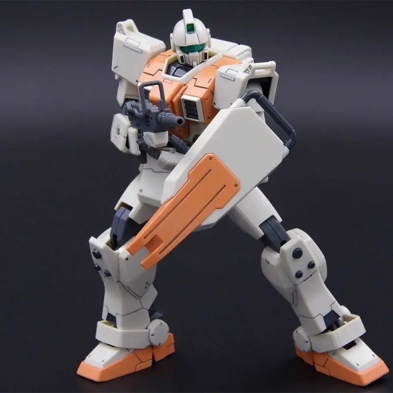 Mecha RGM-79G de Gundam em pose de combate com escudo e rifle