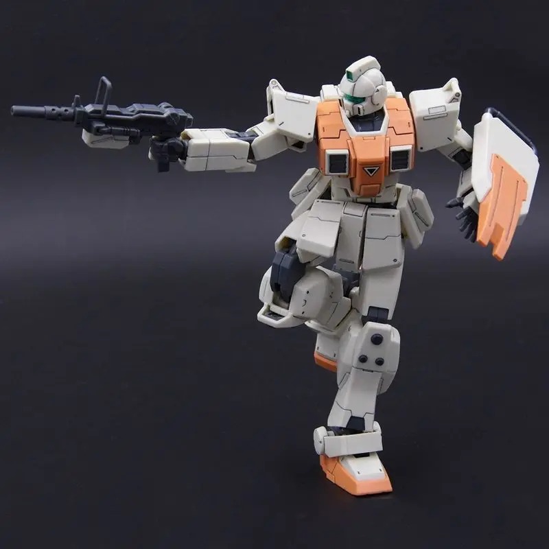 Mecha RGM-79G de Gundam levantando o braço com rifle em pose articulada