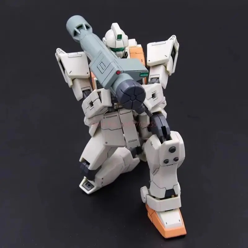Mecha RGM-79G de Gundam em escala 1/144 ajoelhado com bazuca no ombro