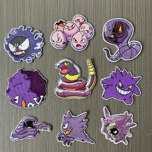 Nove patches bordados de Pokémon em roxo e rosa, entre eles Gengar, Gastly, Ekans e Exeggcute