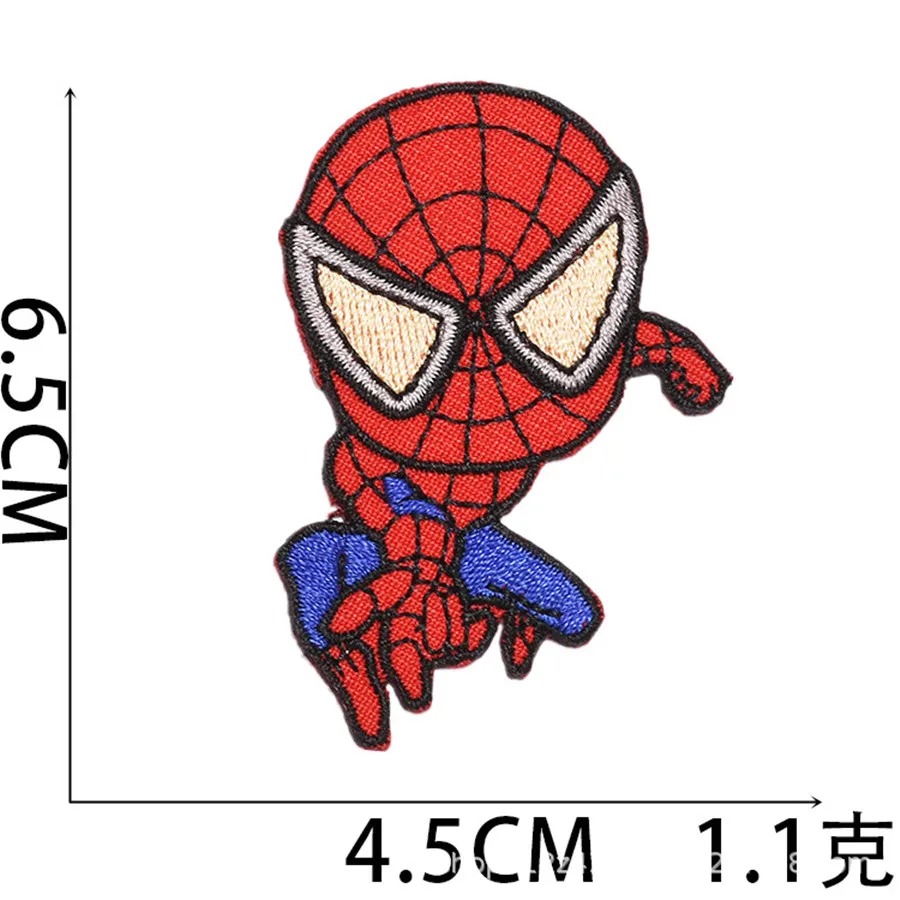 Patch bordado do Homem-Aranha chibi com máscara grande em pose de lançar teia, de 4,5 x 6,5 cm