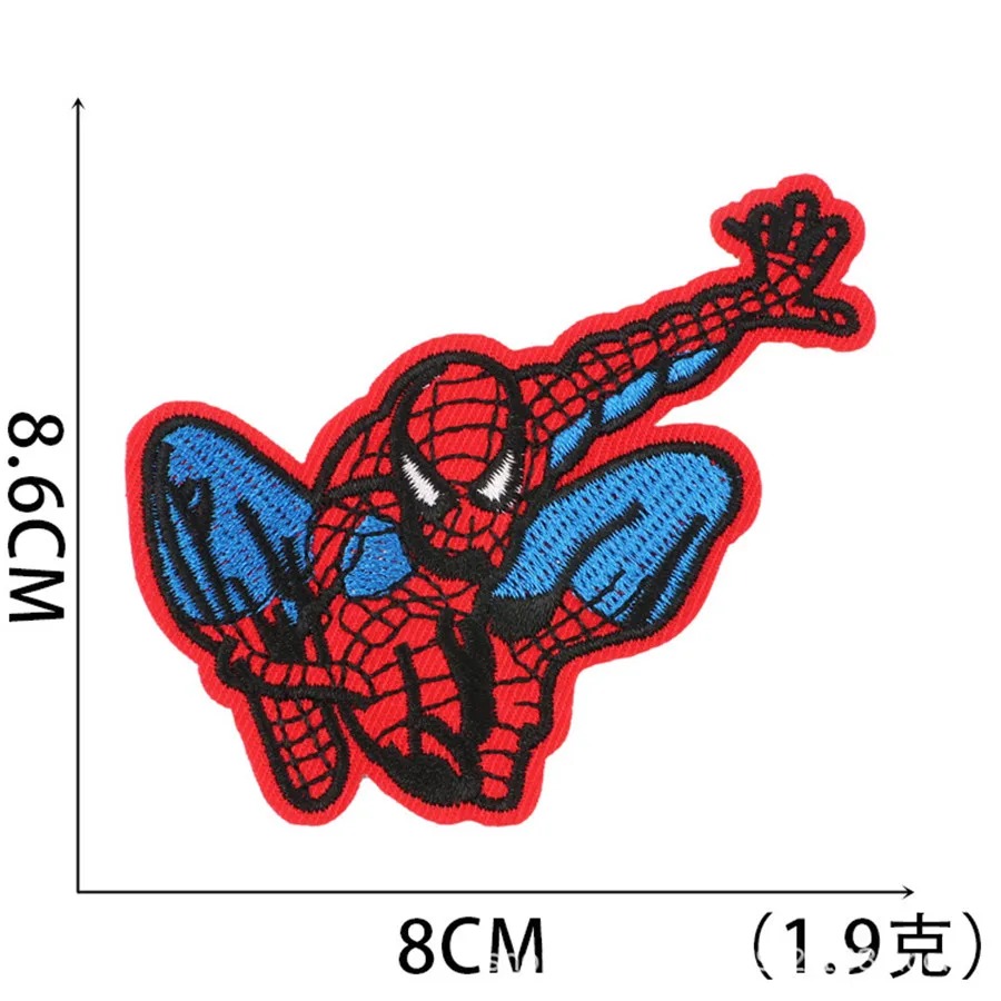 Patch bordado do Homem-Aranha pulando em pose de ação, com 8 x 8,6 cm