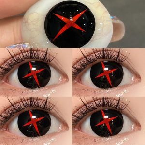 Lente de contato Redcross da Arlecchino, de Genshin Impact, preta com X vermelho, em close nos olhos