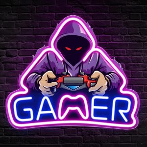Letreiro de neon LED roxo e azul com gamer encapuzado segurando controle e a palavra GAMER