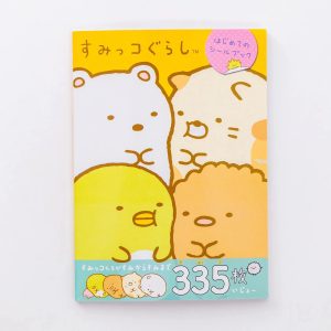 Capa do livro de adesivos Sumikko Gurashi, da San-X, com Shirokuma e amigos em fundo amarelo e laranja