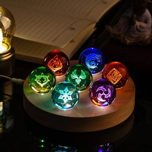 Sete bolas de cristal iluminadas com os símbolos dos elementos de Genshin Impact sobre uma base de madeira