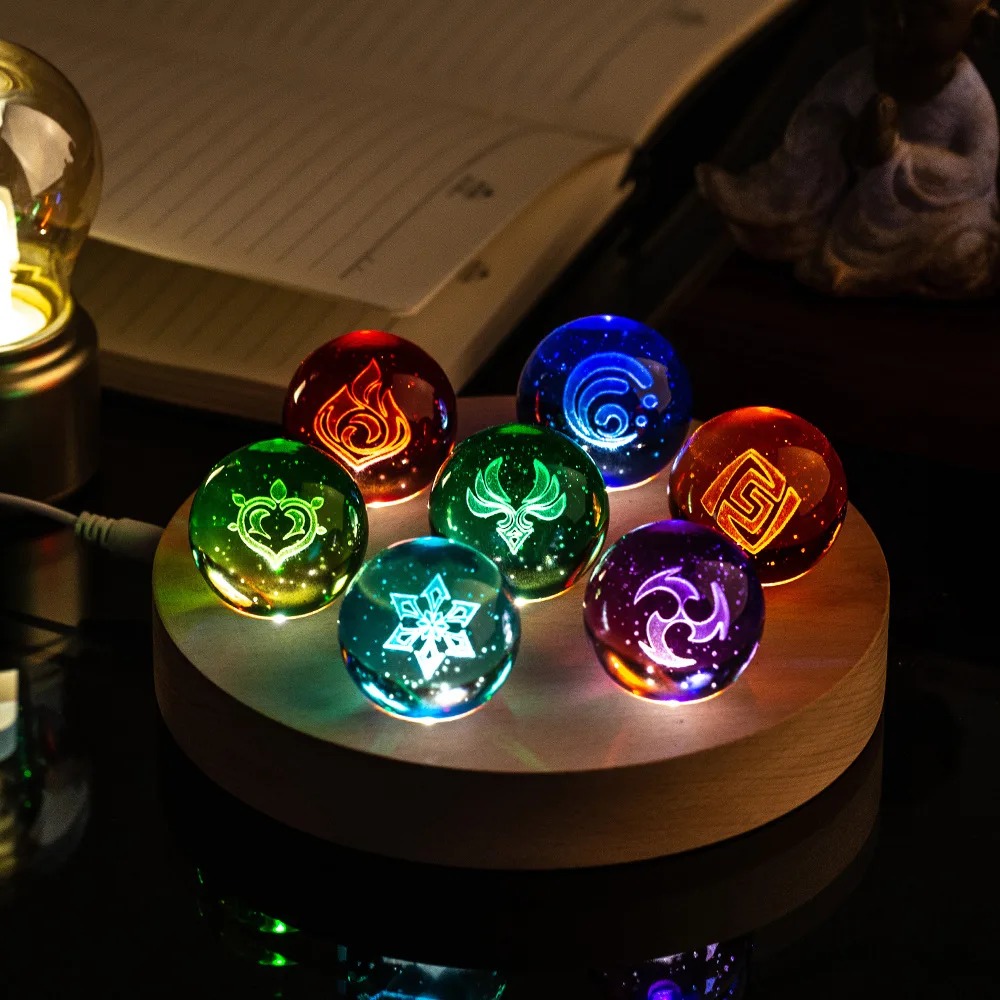 Sete bolas de cristal iluminadas com os símbolos dos elementos de Genshin Impact sobre uma base de madeira