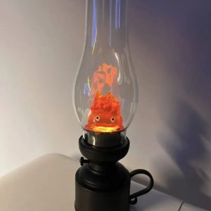 Luminária de lampião com o Calcifer de O Castelo Animado aceso dentro da cúpula de vidro