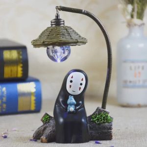 Luminária do Sem-Rosto de A Viagem de Chihiro abraçando um coelho azul, com chapéu de palha e lâmpada de LED acesa